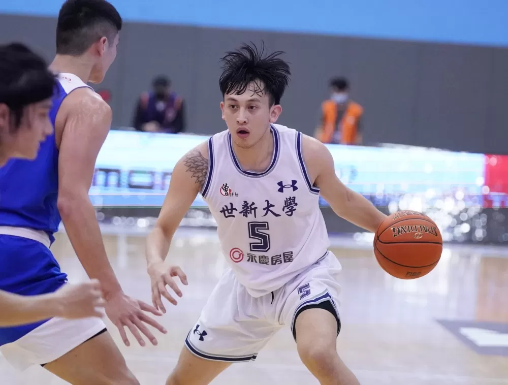 世新大學陳將双24分。