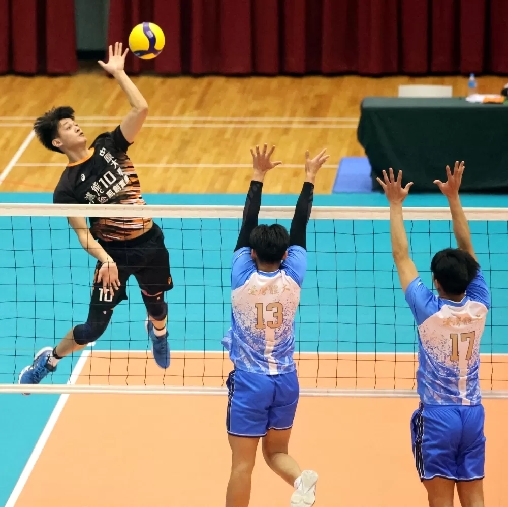 中原大學林錦龍扣殺。