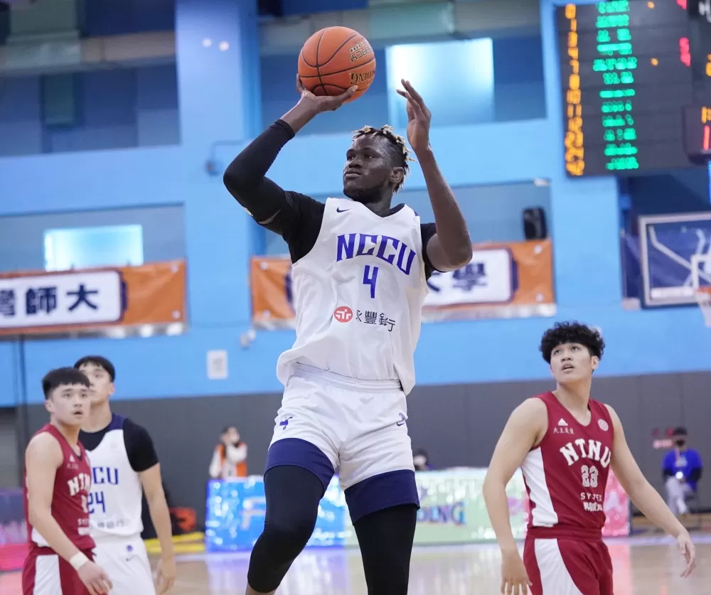 政治大學莫巴耶17分10籃板。