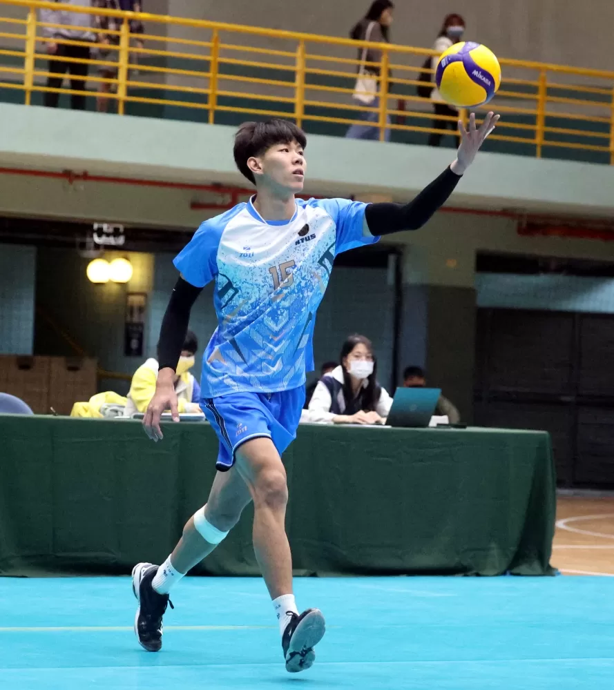 臺灣體大隊長汪秉勳發球犀利。林嘉欣/攝影。