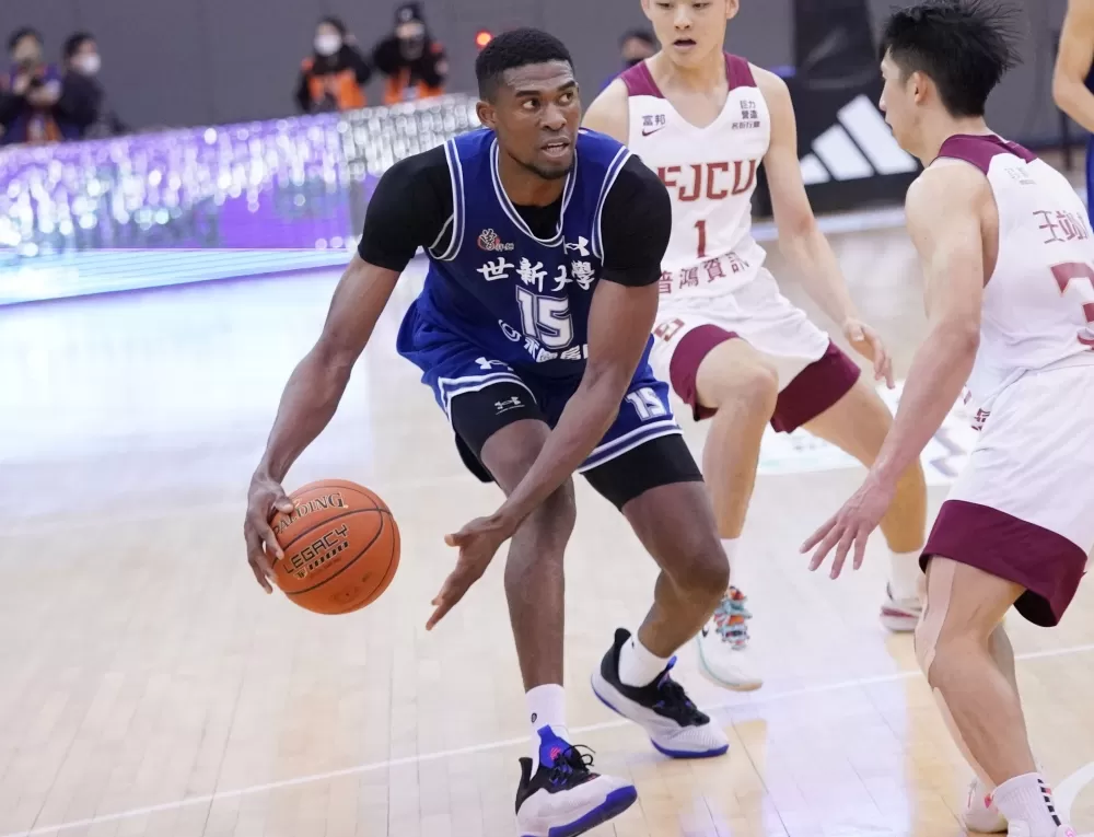 世新大學丹尼爾8分17籃板3阻攻，並於本場達成UBA生涯200阻攻，為102學年度後第一人。