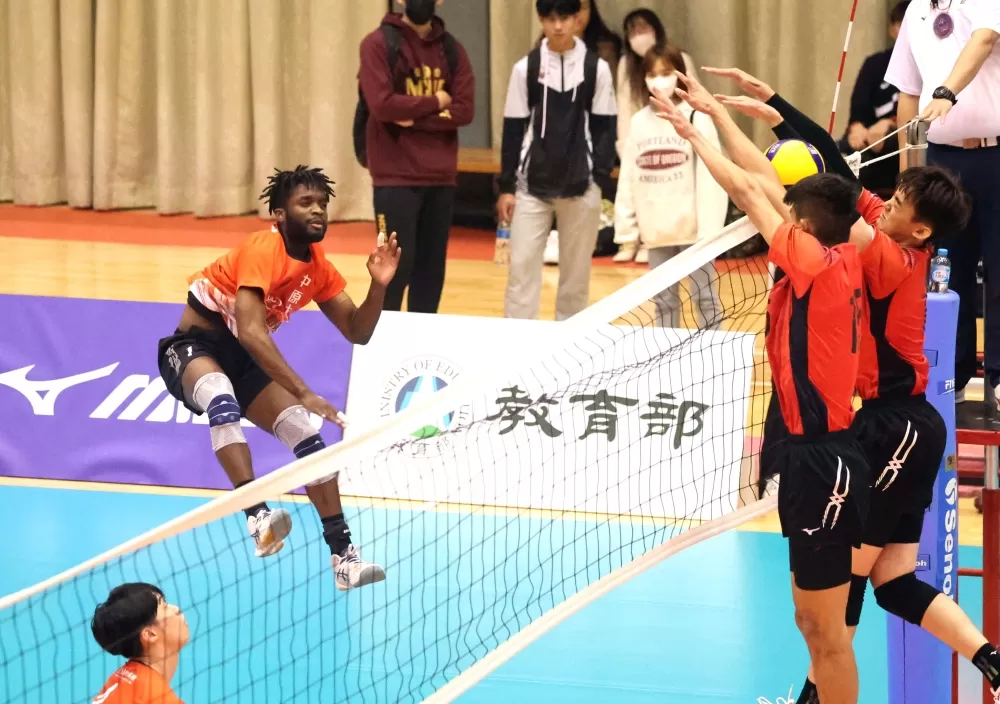 中原大學李尼希米個子不高但彈性驚人。林嘉欣/攝影。
