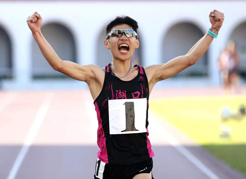 萬米最強高中生徐立紘越級打怪奪金達亞青。林嘉欣/攝影。