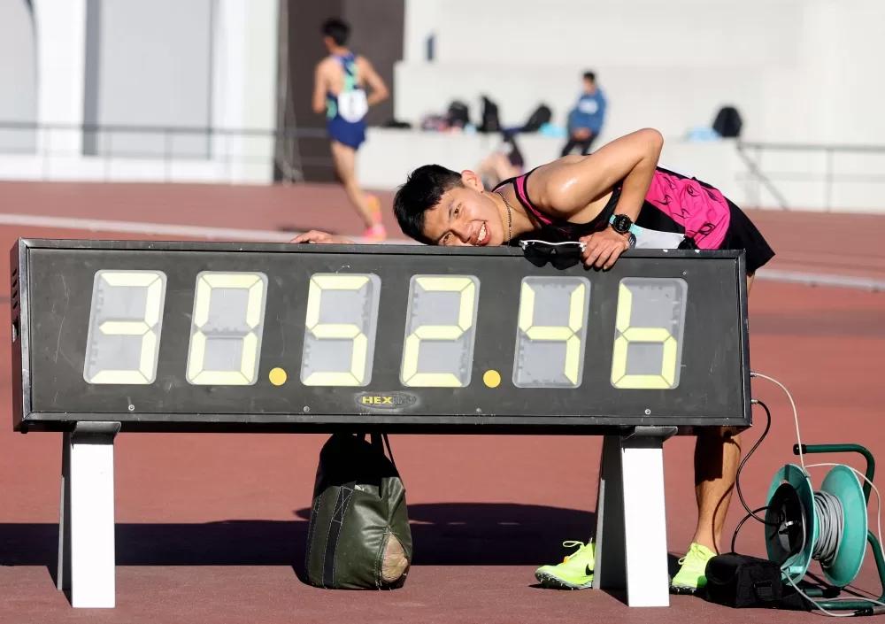 萬米最強高中生徐立紘越級打怪奪金達亞青。林嘉欣／攝影。