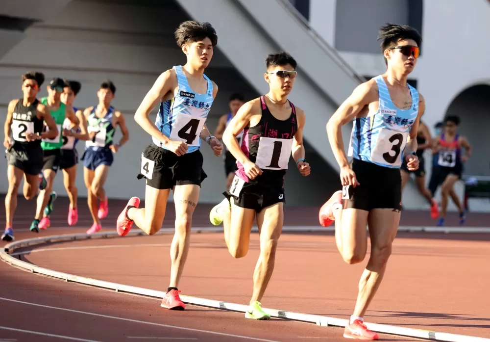 萬米最強高中生徐立紘（1號）感謝學長周鴻宇（4號）和江英瑋（3號）在比賽中帶他。林嘉欣／攝影。