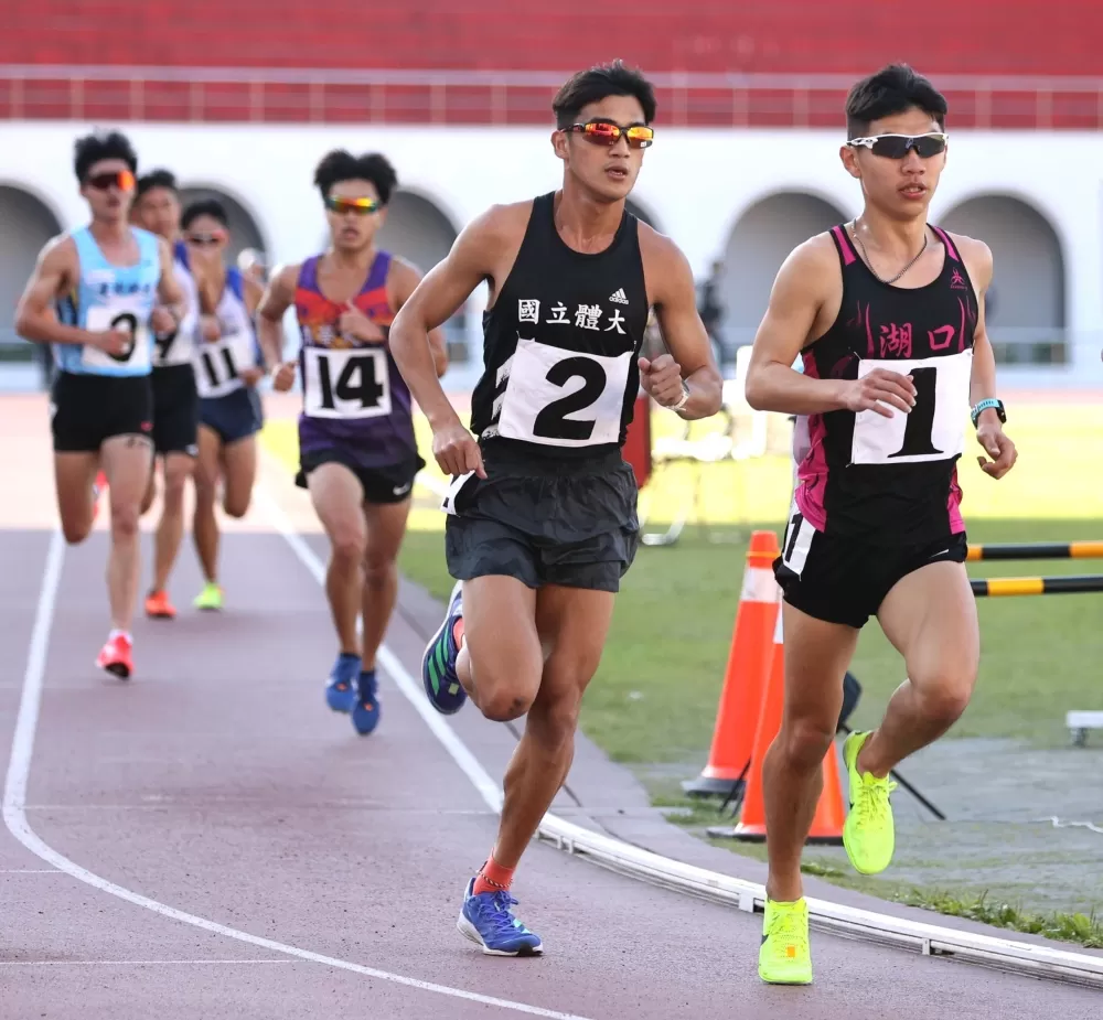 萬米最強高中生徐立紘（前）越級打怪奪金達亞青。林嘉欣／攝影。