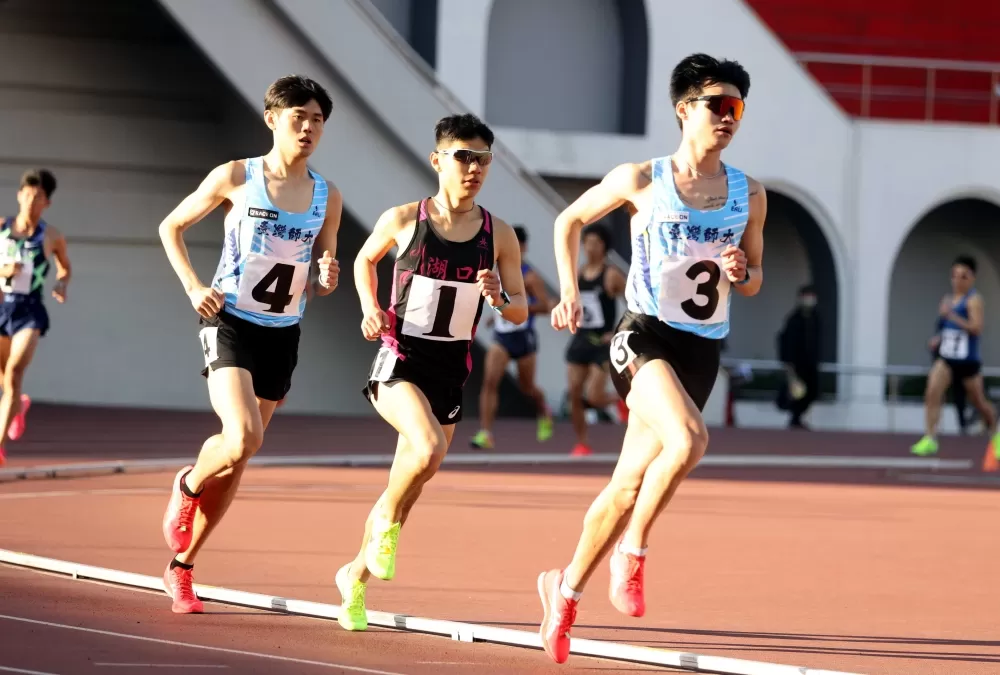 萬米最強高中生徐立紘（1號）感謝學長周鴻宇（4號）和江英瑋（3號）在比賽中帶他。林嘉欣／攝影。