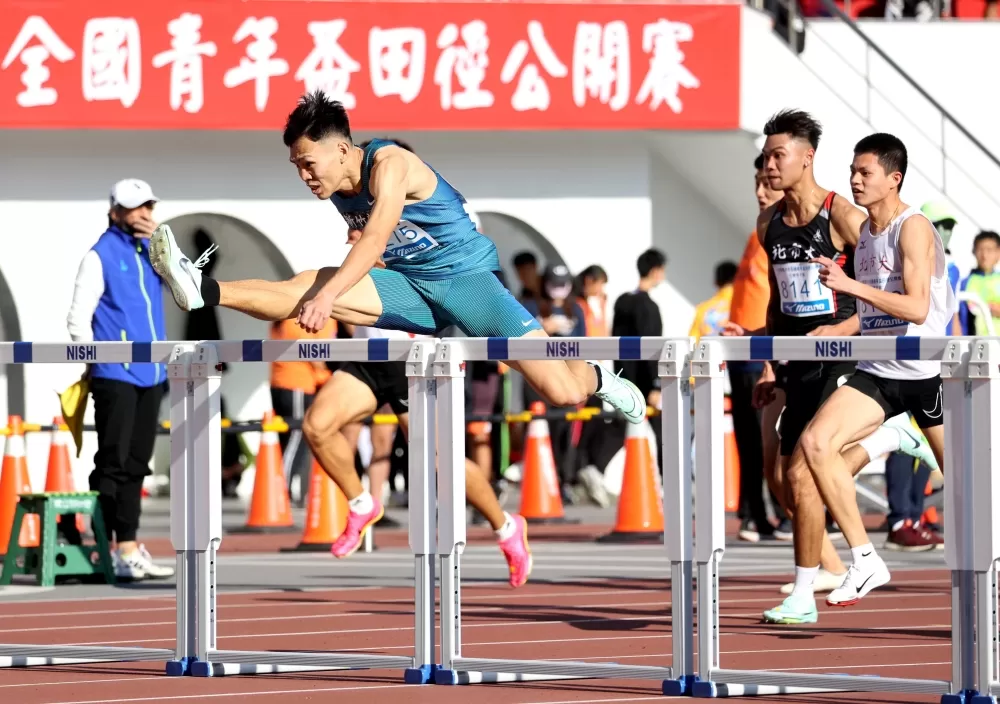 染諾羅病毒的新竹物流陳奎儒13秒85排第一晉級。林嘉欣/攝影。