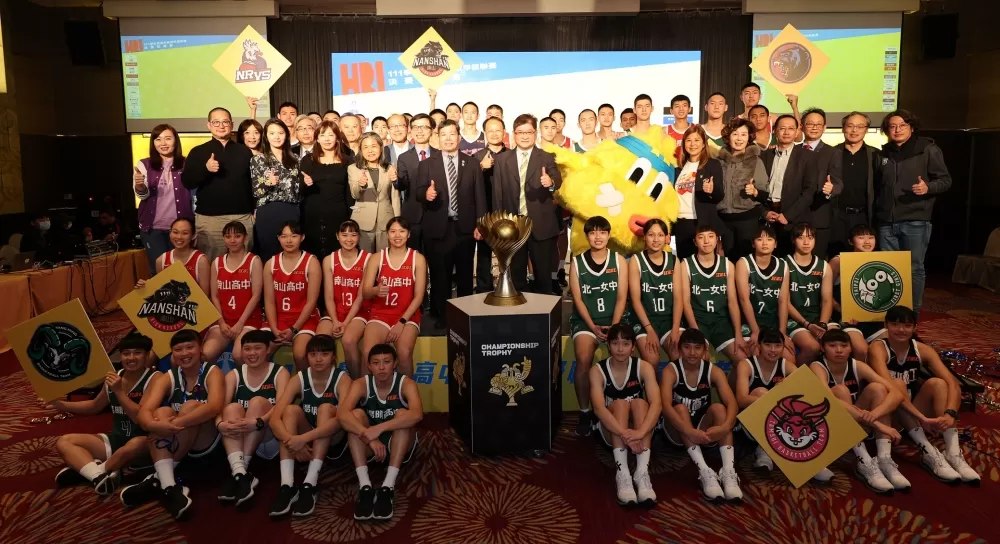 111學年度高中籃球聯賽甲級決賽記者會，男女子4強隊伍邀球迷進場加油。體育署提供。下同。