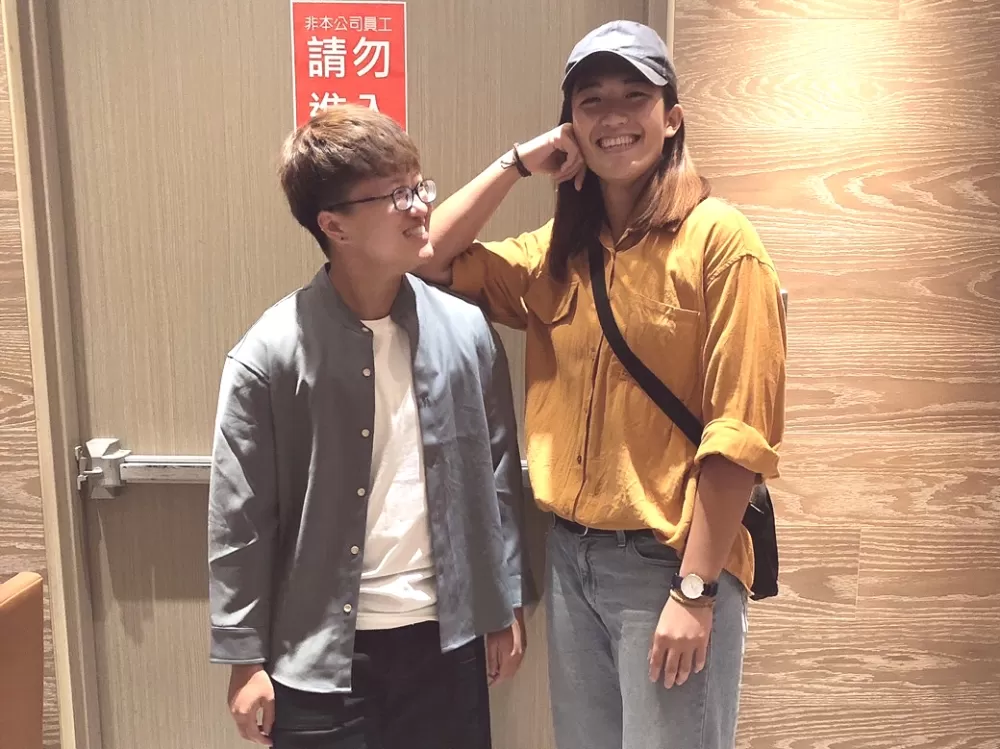 余雅倩(右)感謝同學曾筱晴(左)成為她生命中的光。余雅倩/提供。