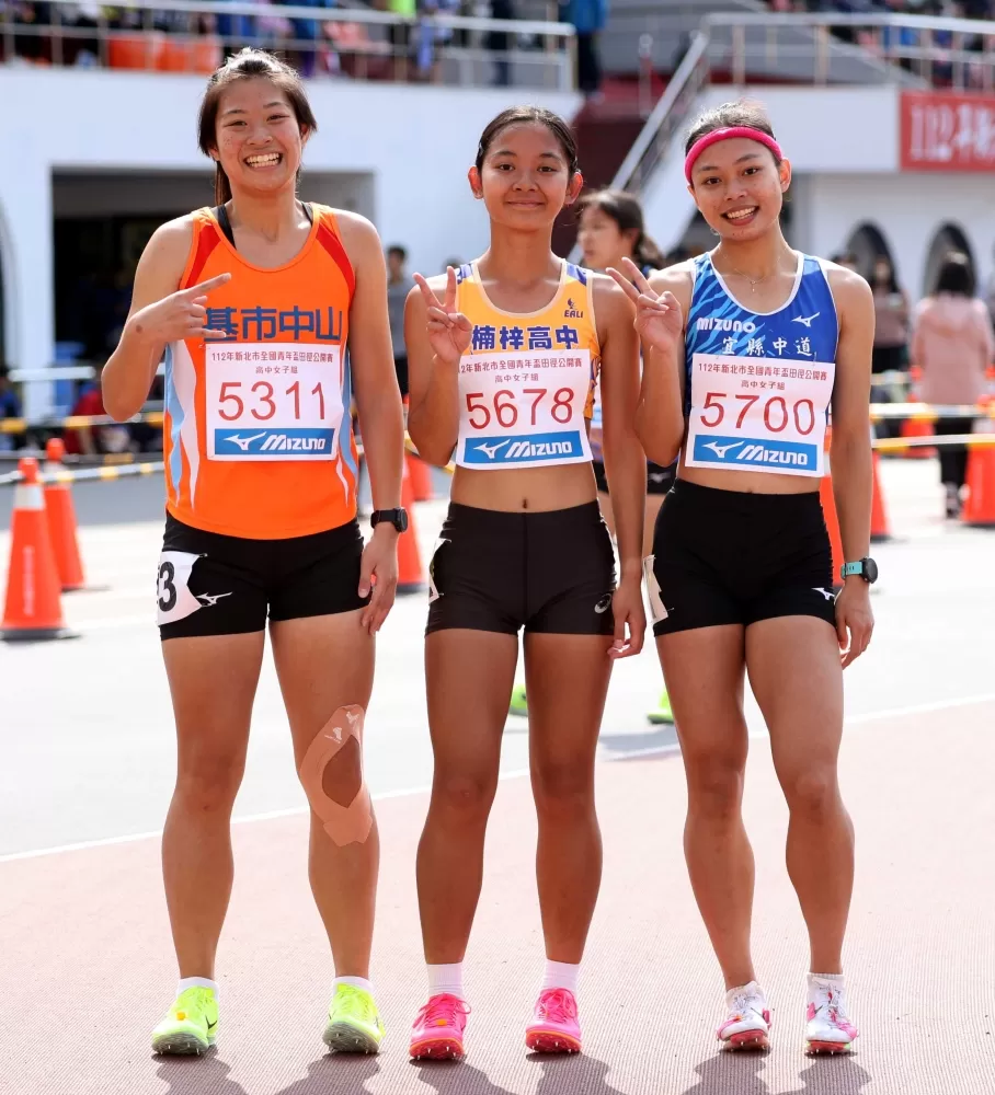 陳潔安(右)破懸11年紀錄。林嘉欣/攝影。