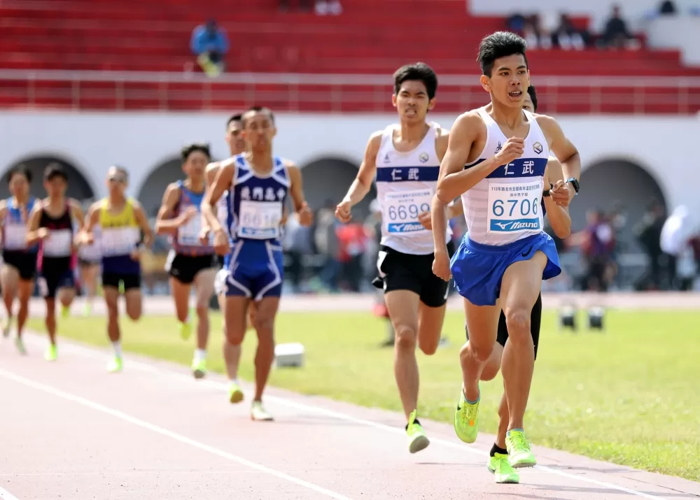 周鑫辰(前)破大會,和任宥杰(右二)金包銀。林嘉欣/攝影。