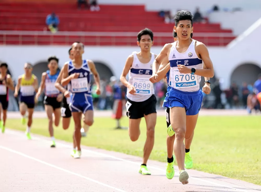 周鑫辰(前)破大會。林嘉欣/攝影。