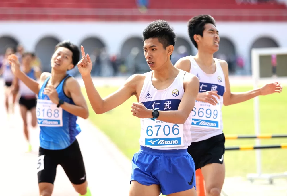 周鑫辰(前)破大會,和任宥杰(右)金包銀。林嘉欣/攝影。