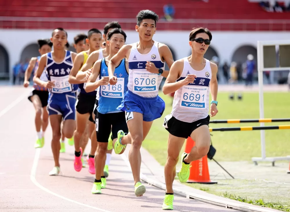 戰勝扁平足和足底筋膜炎的周鑫辰(右二)破大會,感謝陳塏儒(前)牽成。林嘉欣/攝影。