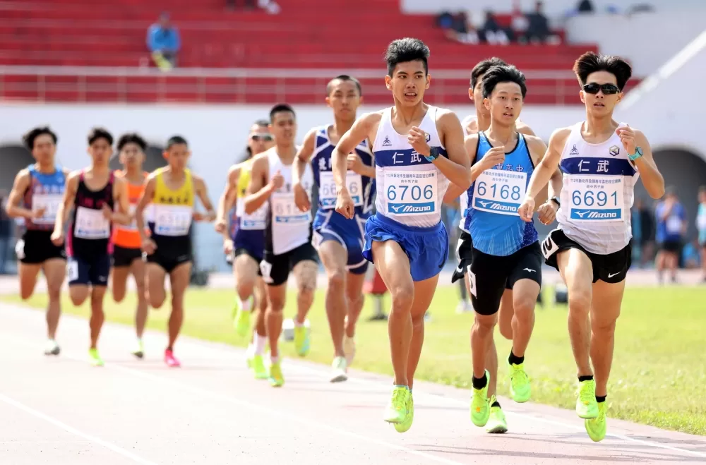 周鑫辰(右三)破大會,感謝隊友陳塏儒(右)牽成。林嘉欣/攝影。