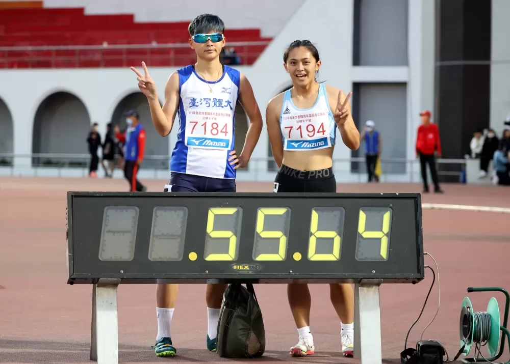 彰化師大張秝羚(右)奪金破大會後,和得銀的原紀錄保持人余思屏合影。林嘉欣/攝影。