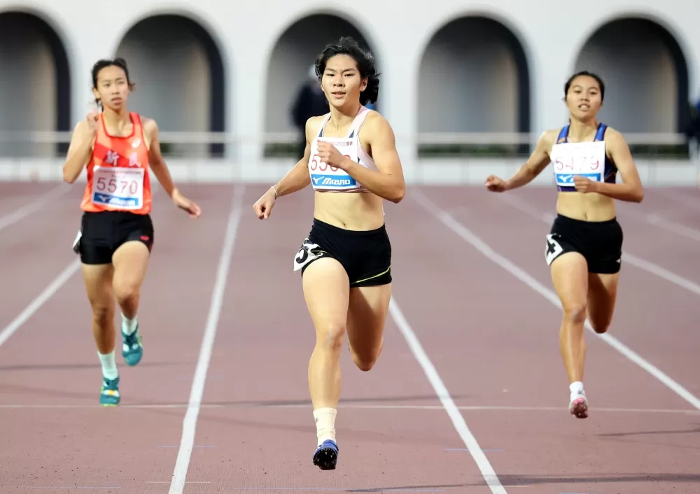 過年只休兩天的陳紜晞（中）破大會。林嘉欣／攝影。