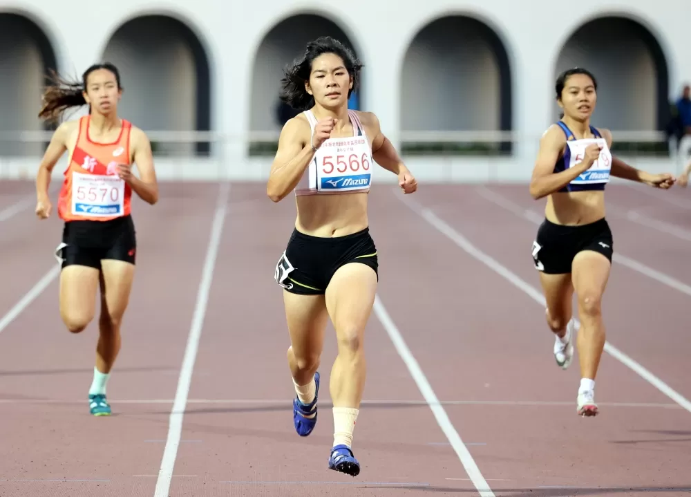 過年只休兩天的陳紜晞（中）破大會。林嘉欣／攝影。