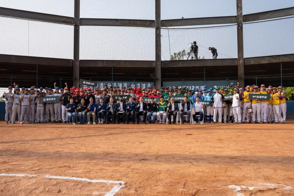 台啤盃大學棒球邀請賽開幕典禮邀請長官貴賓及各隊選手共襄盛舉。王棋元／攝影。