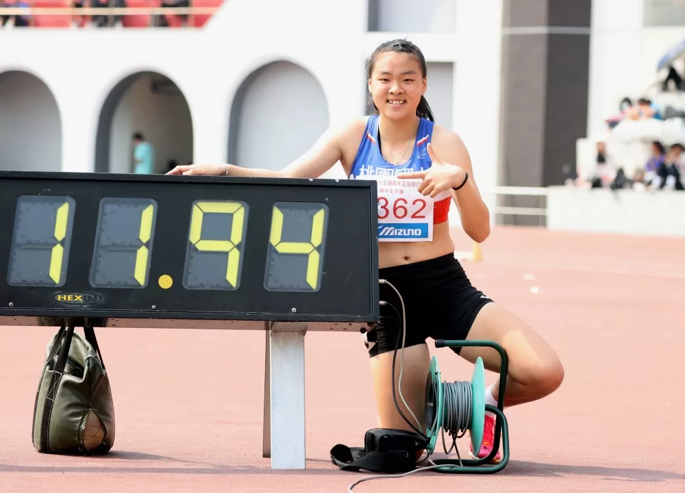 桃園國中黃郁庭在國女100公尺決賽破大會再達亞青少。林嘉欣／攝影。