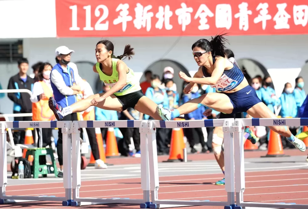 公開女子100公尺跨欄決賽。林嘉欣／攝影。