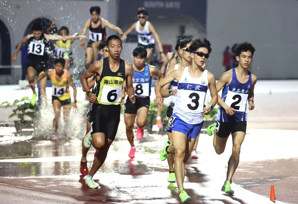 高男3000公尺障礙決賽。林嘉欣／攝影。
