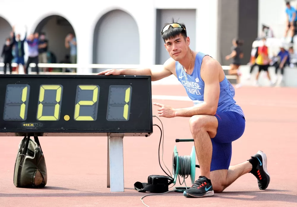 楊俊瀚以本季最佳的10.21奪金破大會。林嘉欣／攝影。