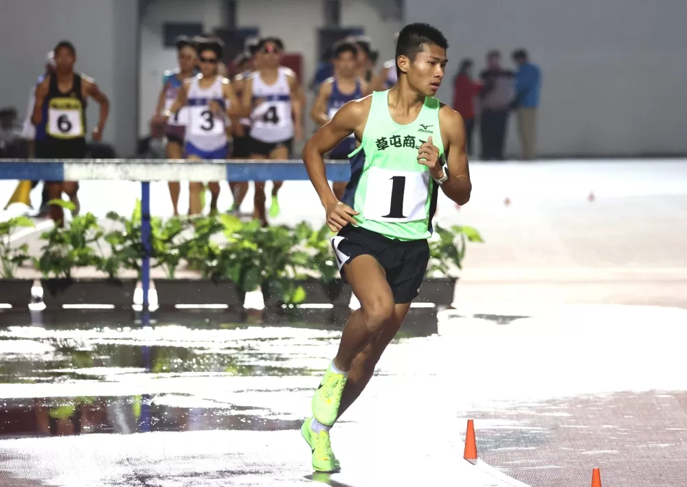 林哲緯（前）破大會。林嘉欣／攝影。