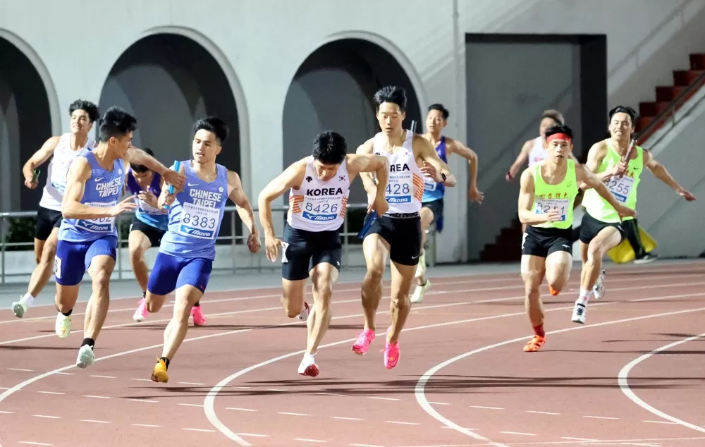 公開男400公尺接力決賽超精采。林嘉欣／攝影。