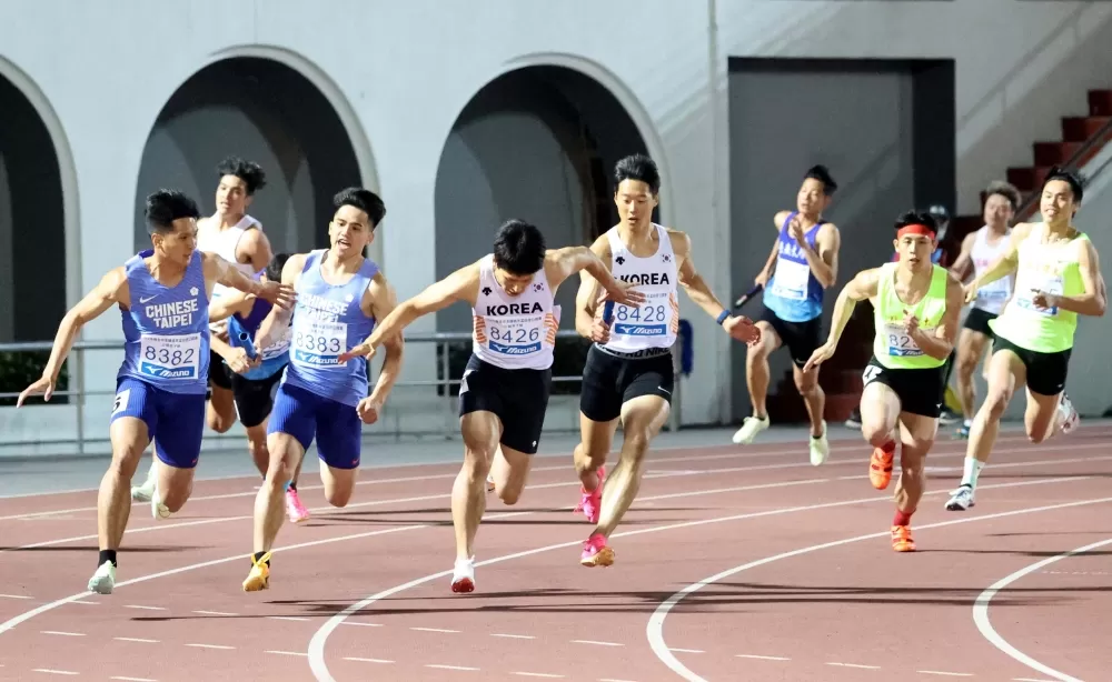 公開男400公尺接力決賽超精采。林嘉欣／攝影。