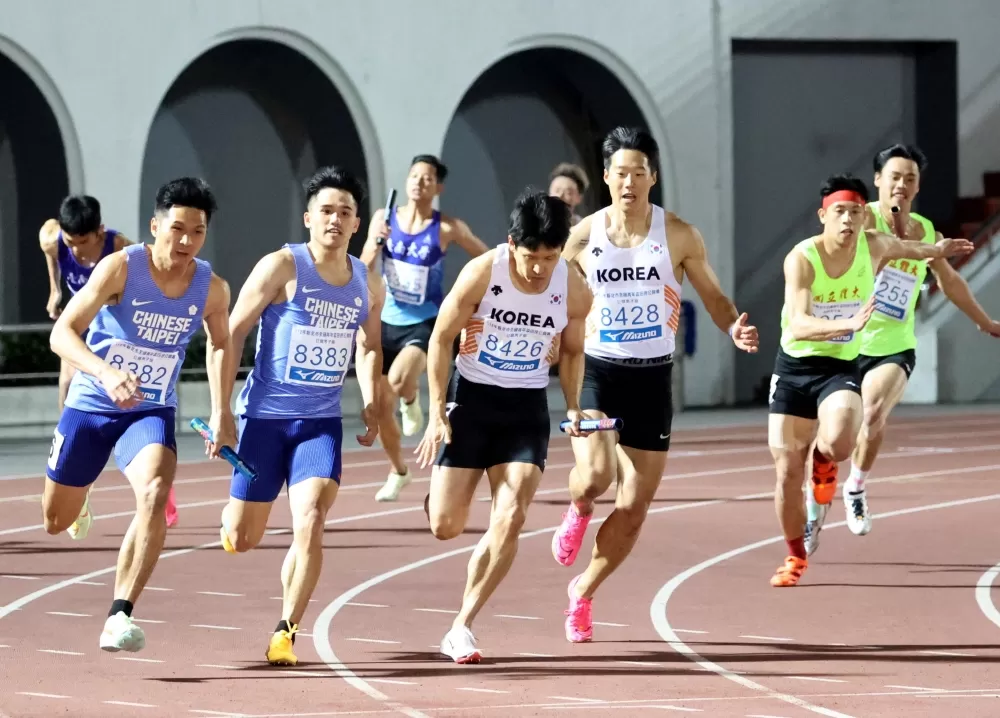 公開男400公尺接力決賽超精采。林嘉欣／攝影。