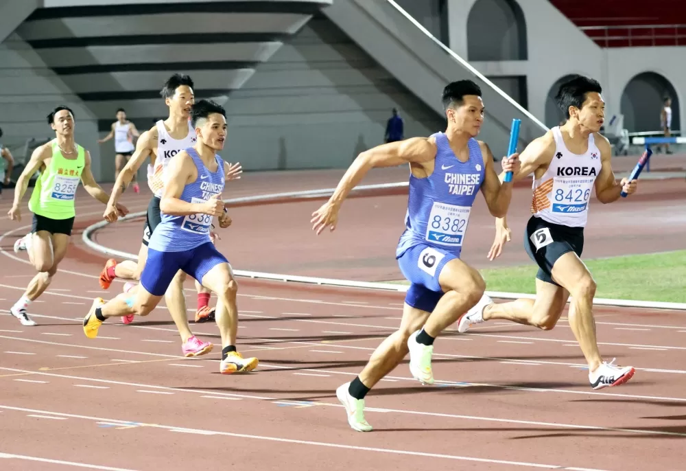 中華亞運培訓隊王偉旭（右二）在400公尺接力和南韓最速男金局穎（右）大車拼。林嘉欣／攝影。