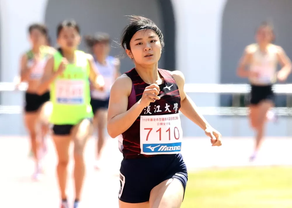 沈佳霓（前）打破高懸10年的青年盃公開女800公尺大會紀錄。林嘉欣／攝影。