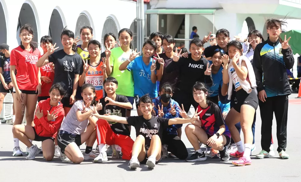 國女全能選手賽後開心大合照。林嘉欣/攝影。