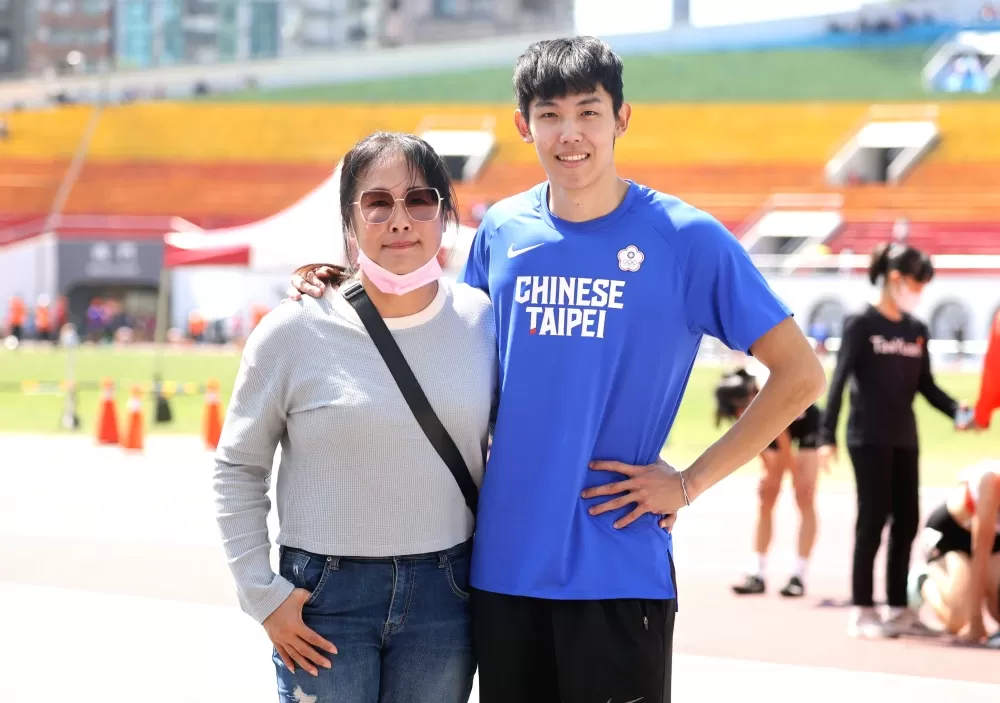 彭名揚跟媽媽張奇玉。林嘉欣/攝影。
