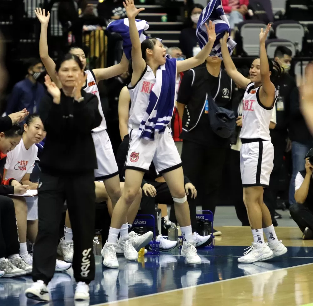 淡商13冠4連霸HBL新猷差1 步 。