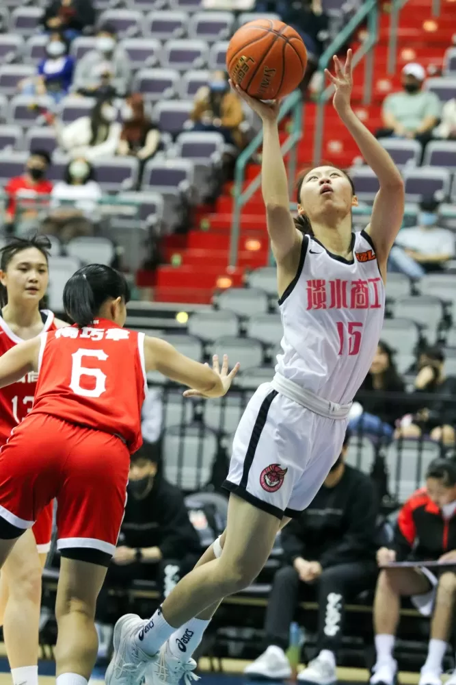 淡商高二大前鋒蔡菀娗12分、13籃板「雙十」。