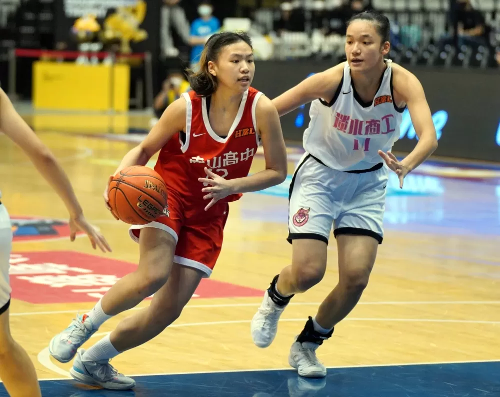 南山張家瑄11分、12籃板「雙十」。