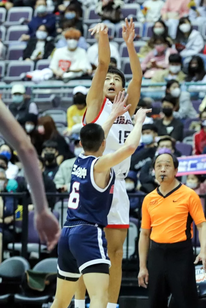 光復謝銘駿14分、10籃板「雙十」。