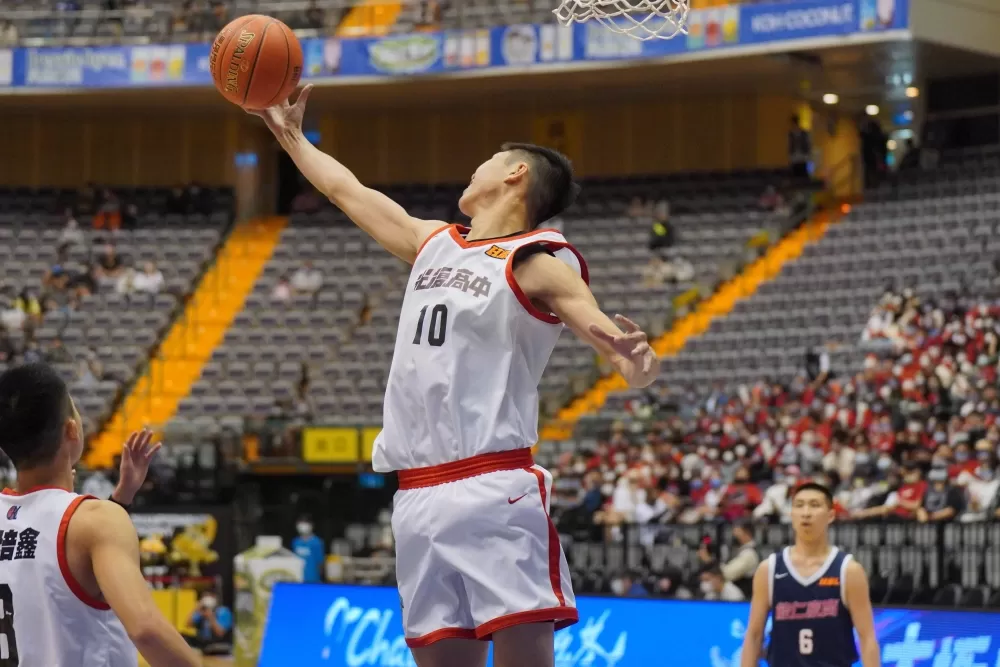 光復208中鋒鄭名斈 12分、16籃板「雙十」。