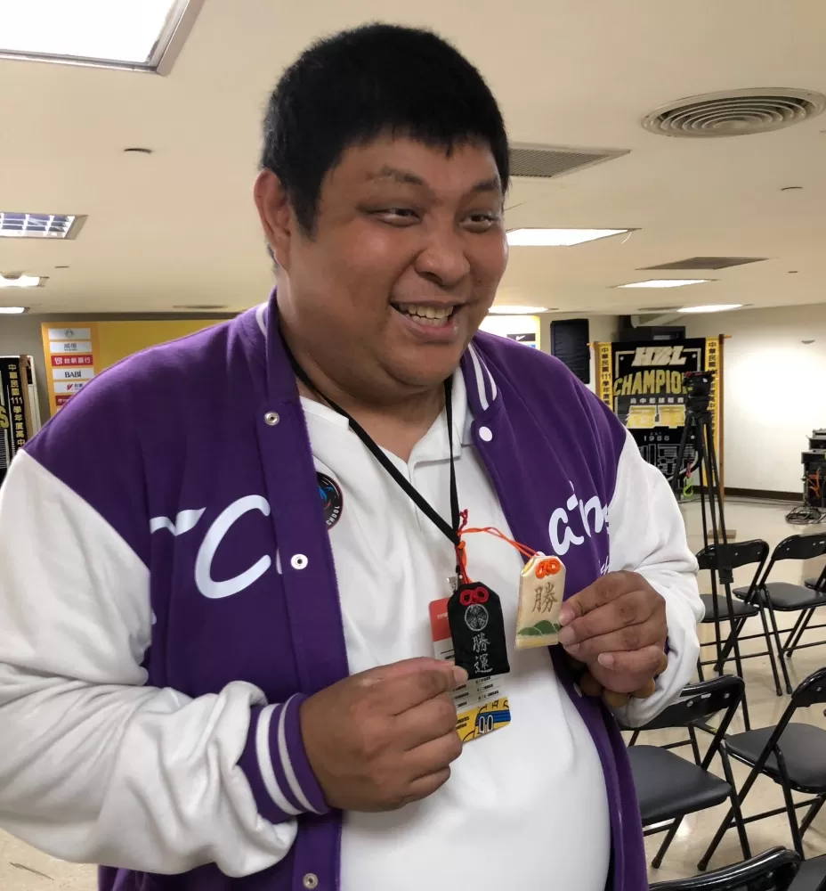 光復教練陳定杰賽後大秀頸上兩只幸運符。