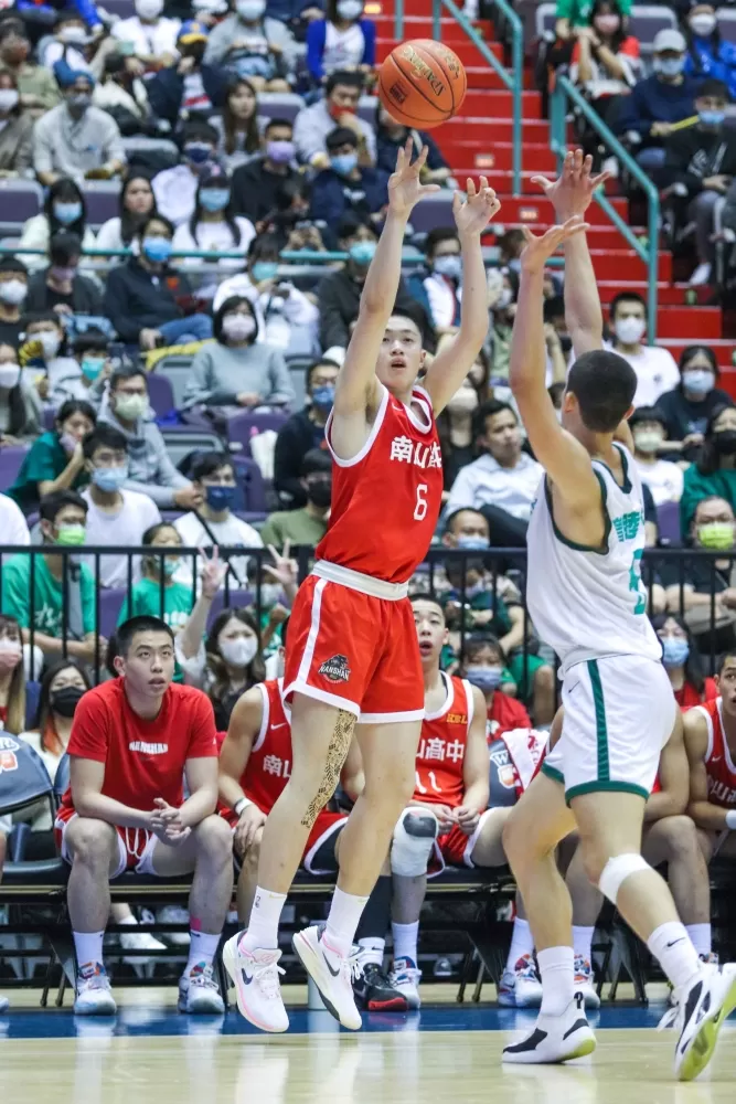 南山李譽宸2球12分、8籃板。