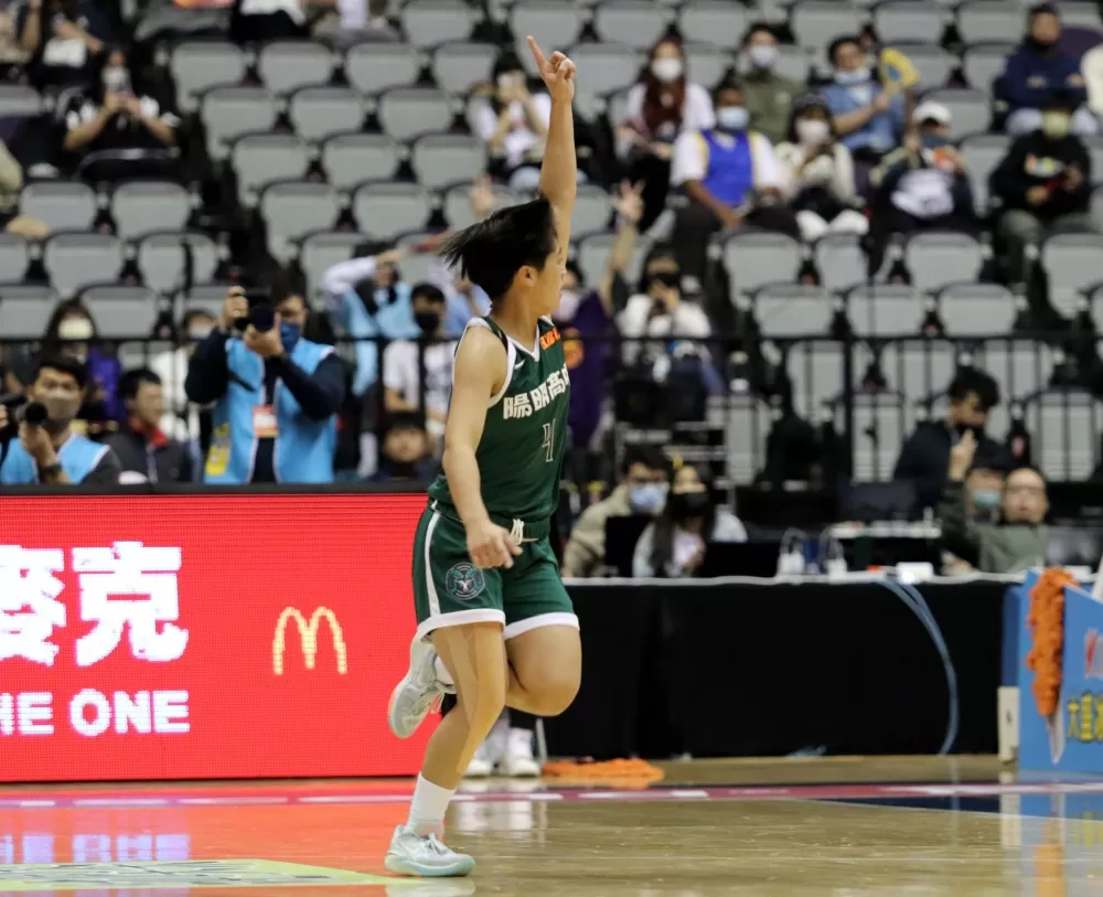 陽明江子柔進球後自我激勵。