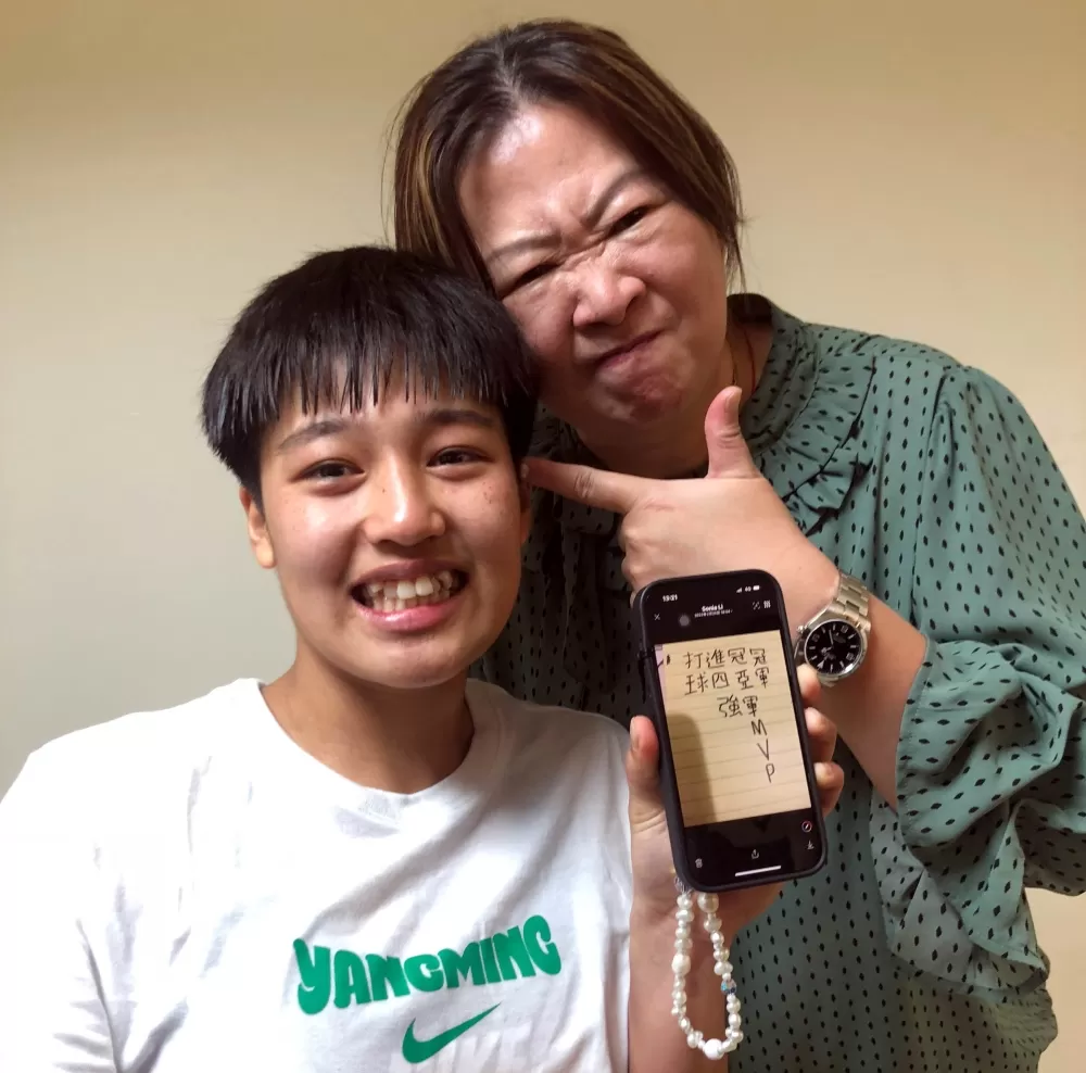 陽明教練李台英秀手機爆江子柔幾年前「紙條表決心」的料。