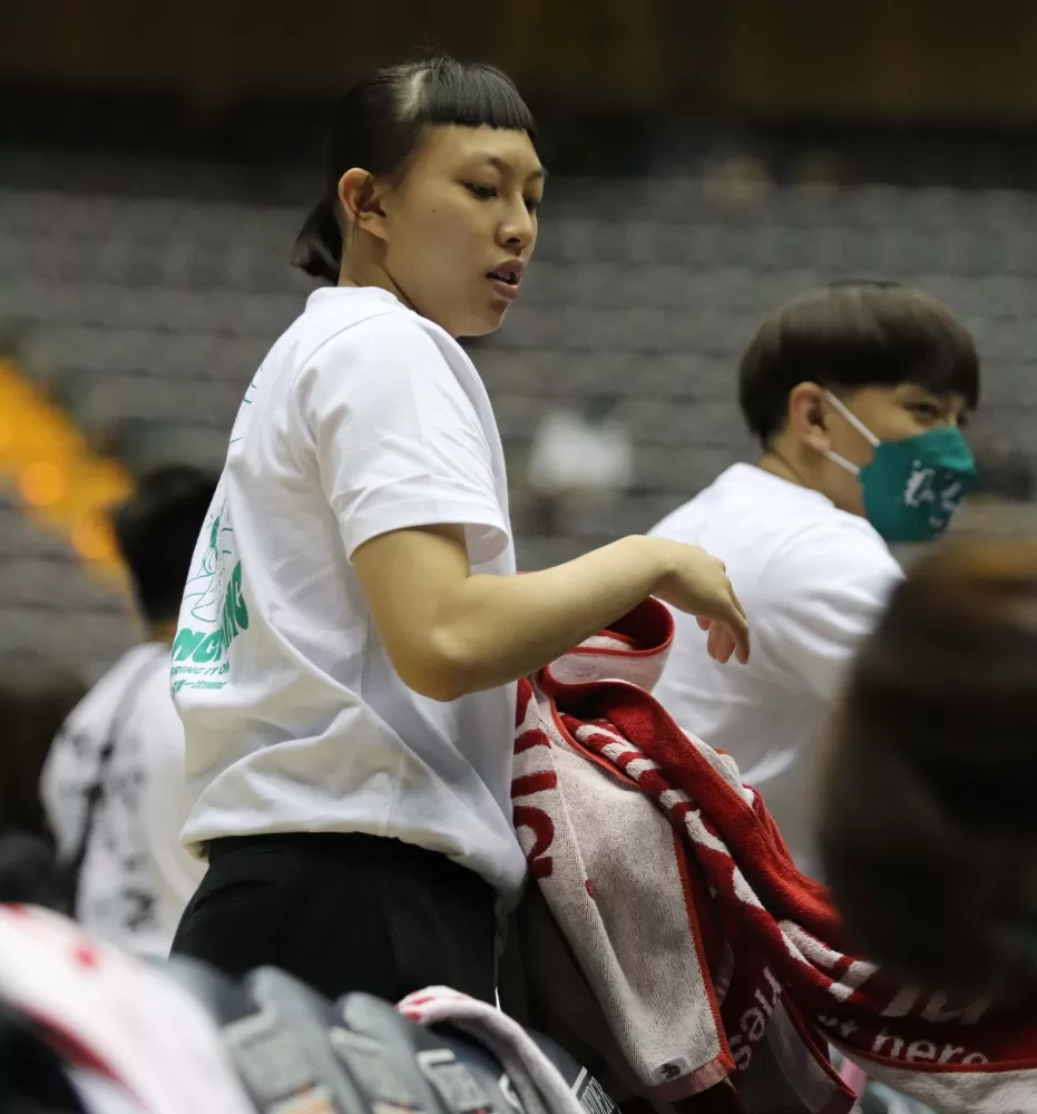 張聿嵐替隊友加油。