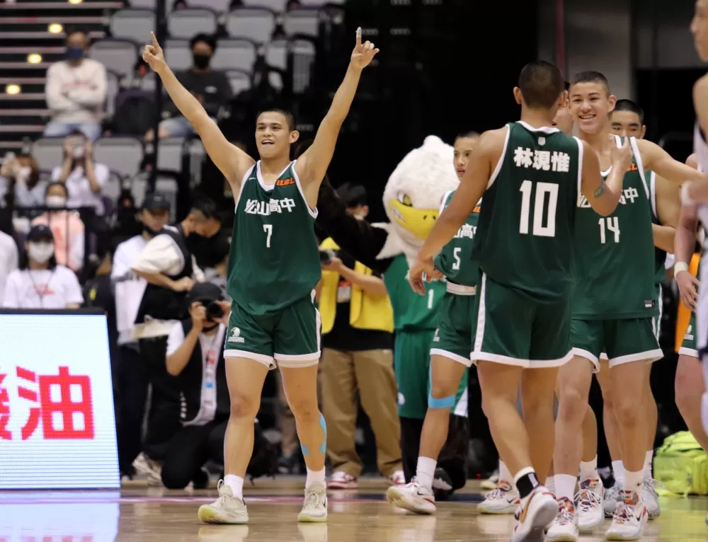 松山第三，主控邱翊安與隊友high翻。