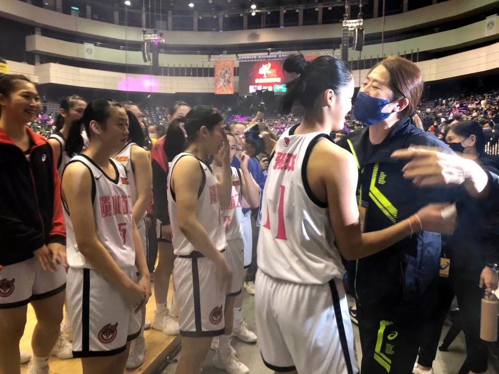 淡商四連霸，國泰、文化總教練鄭慧芸與蕭豫玟等將進文化的準畢業生相見歡。