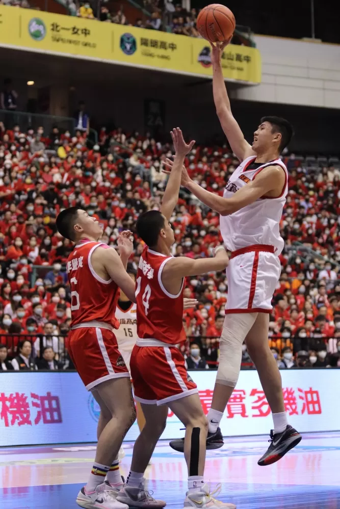 另類MVP鄭名全場拿12分、9籃板。