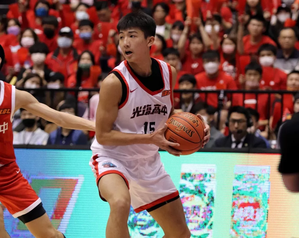 光復謝銘駿決賽連2場「雙十」，繼上季拿新人王，再添冠軍賽MVP。